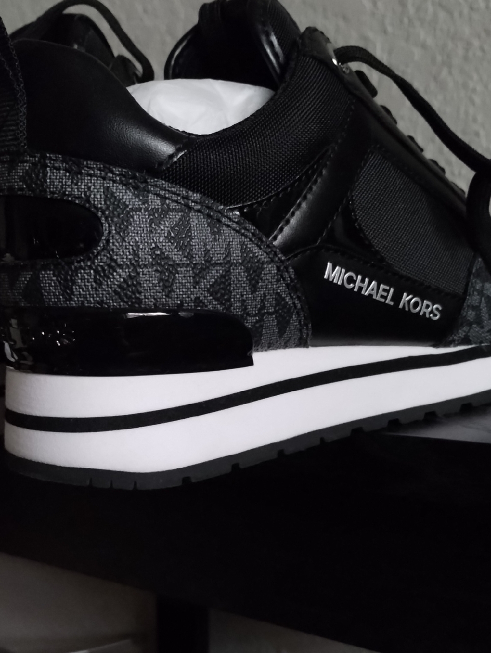 Michael Kors Women's "Wilma" Trainer Tennis Shoe Sneakers Sz 5 Ladies - Picture 7 of 8
